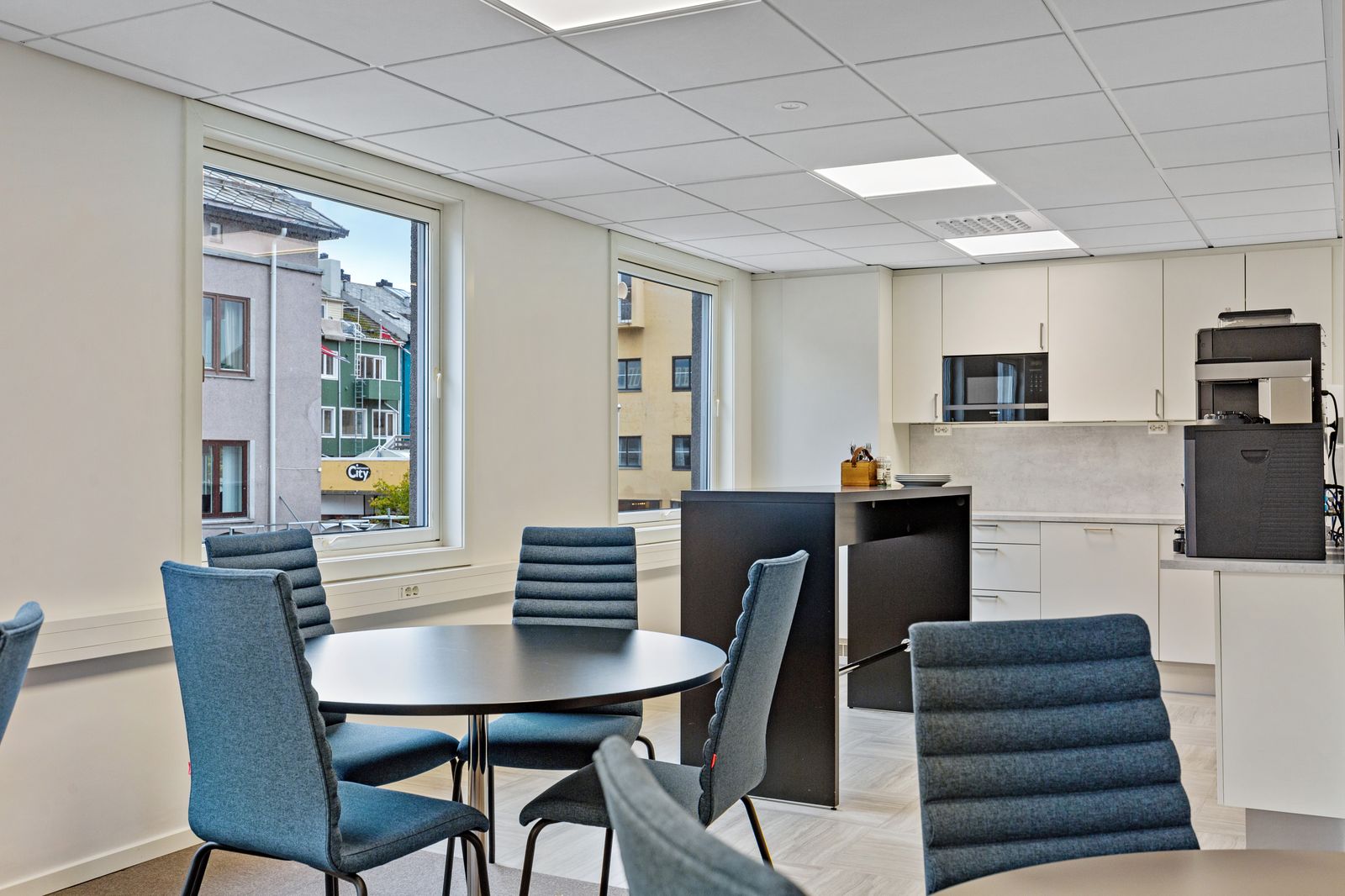 Kjøkken og spiseområde med utsikt